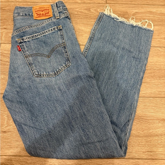 Low Rise Levi’s Straight Denim - Picture 1 of 3